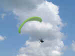 Member kita sedang paragliding di awan biru